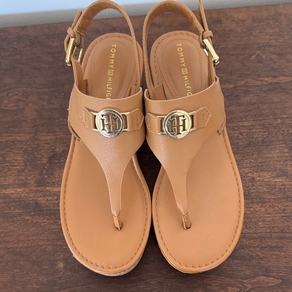 Tommy Hilfiger Tan Cork Platform Thong Sandals with Gold Logo - Picture 5 of 5